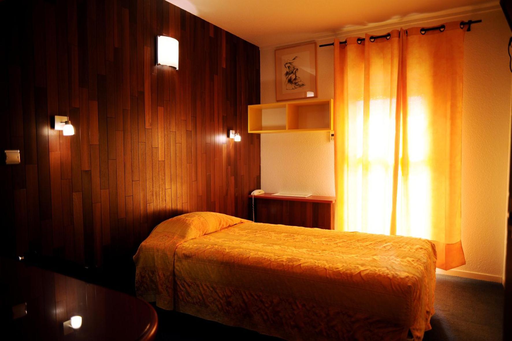 Toulenne Logis Hotel Horus Restaurant Les Bruyeres מראה חיצוני תמונה